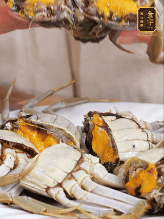 大閘蟹處理干凈，一切兩半。