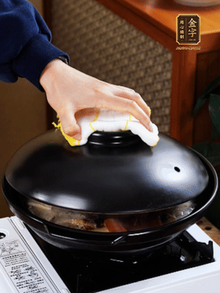 大火燒開，大火煮10~15分鐘。放入切好的豆腐，再煮5分鐘