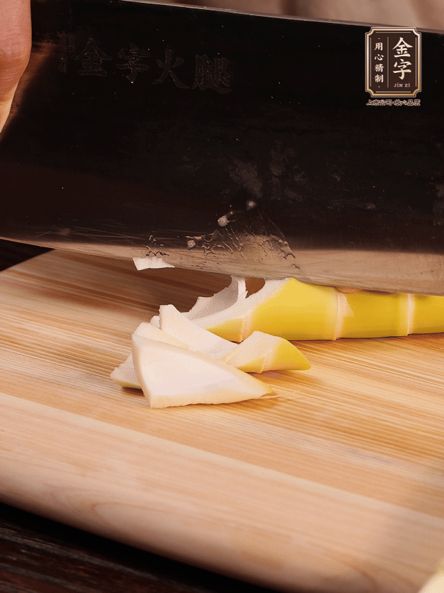 春筍去筍衣切滾刀塊；萵筍去皮切滾刀塊；春筍、百葉結(jié)焯水2分鐘。