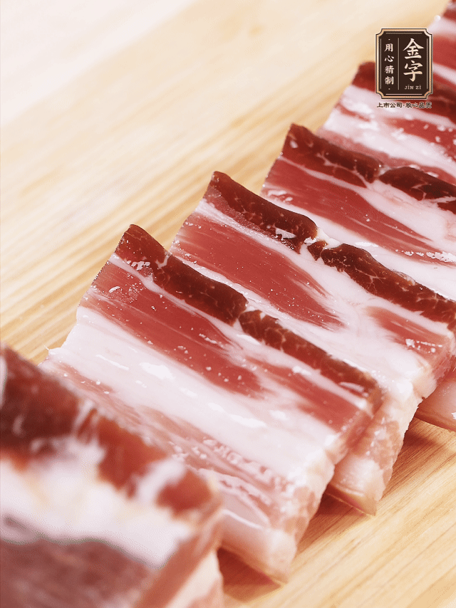 金字淡咸肉切厚片；金字淡咸肉、仔排加蔥姜、料酒焯水3分鐘，溫水洗凈。