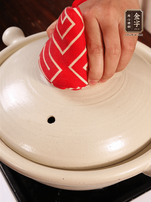 加開水燉煮，水沸后轉(zhuǎn)小火40分鐘。