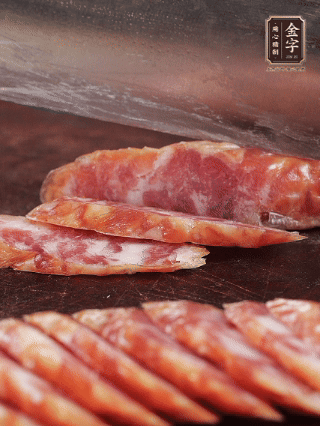 金字香腸切片。