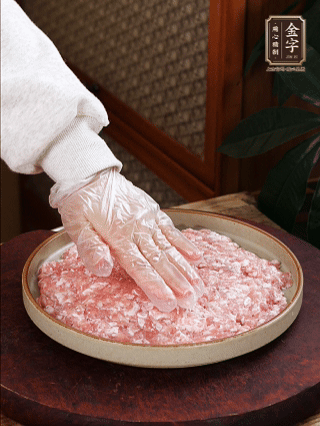 依次鋪肉末，碼入雞蛋豆腐，再鋪上金字香腸。