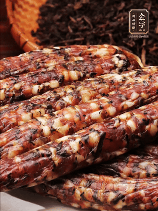 金字土香腸、金字梅干菜香腸、金字醬肉，切片