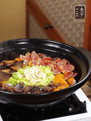 中間放入百合，圍一圈青椒碎，小火再焗2分鐘